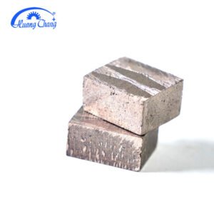 Diamond-tipped cutting tool for cutting granite blocks